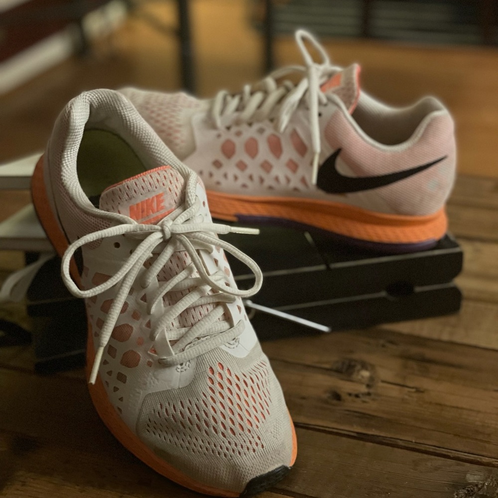 Women’s Nike tennis shoes